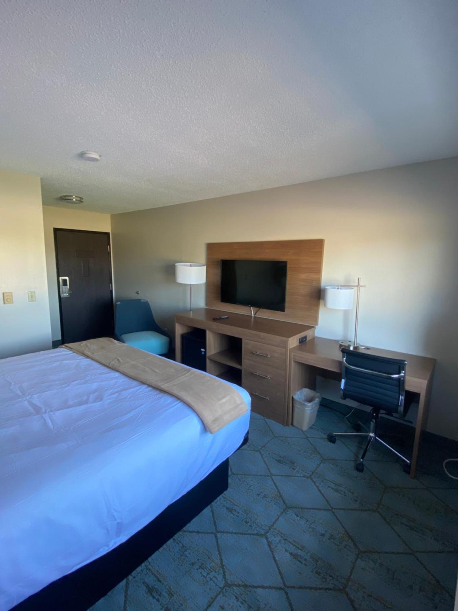 Hotel Baymont By Wyndham Oshkosh Airport Zewnętrze zdjęcie
